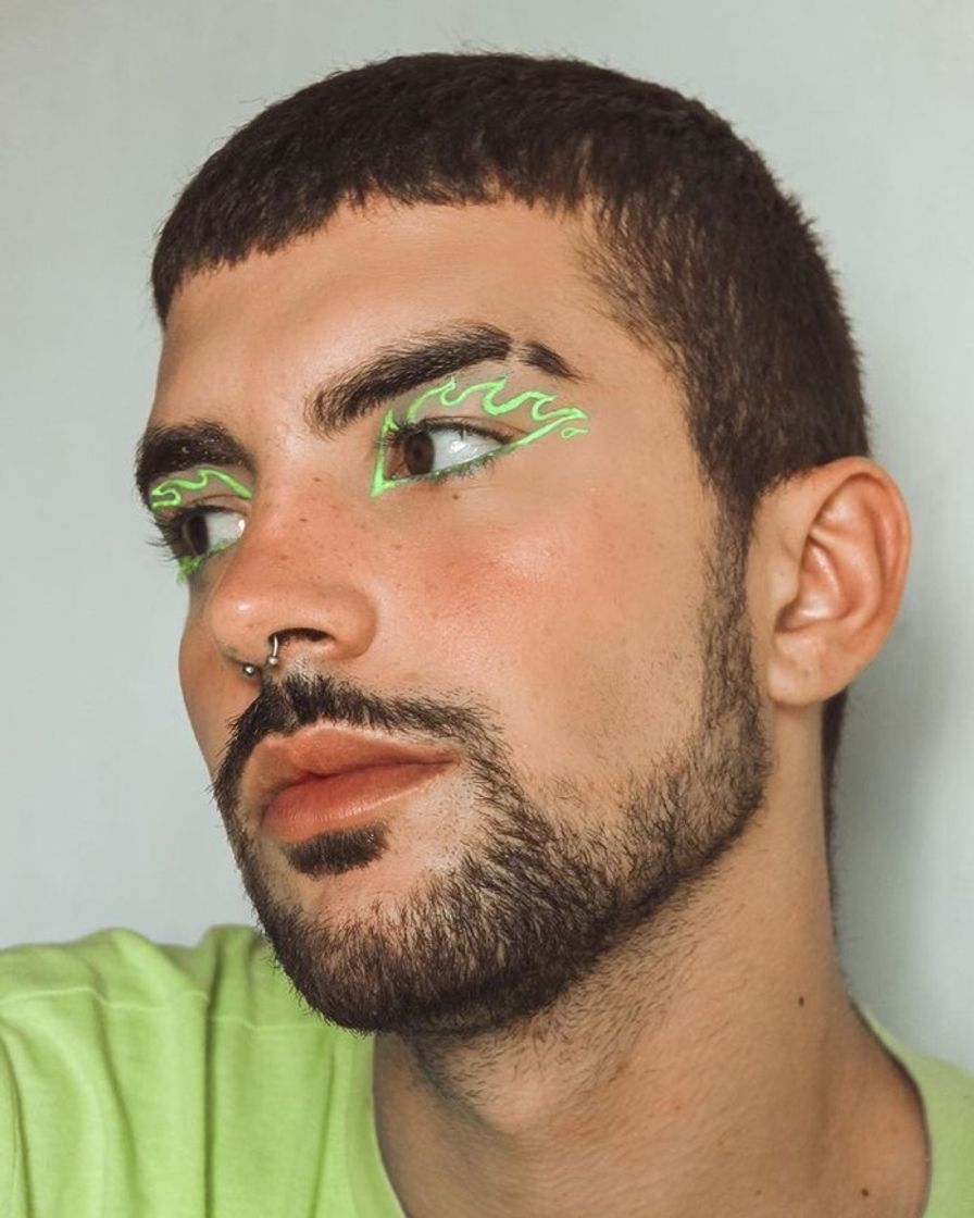 Social make com delineado neon
