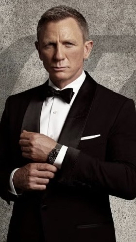 Producto Daniel Craig (2006-2021) Un Bond más humano y vulnerable. Su era modernizó la franquicia con éxitos como Casino Royale y Skyfall.