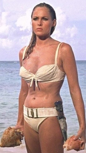 Producto Honey Ryder (Ursula Andress) – Dr. No (1962) La original. Su icónica salida del agua con bikini blanco marcó el inicio de una era en el cine. 🌊✨