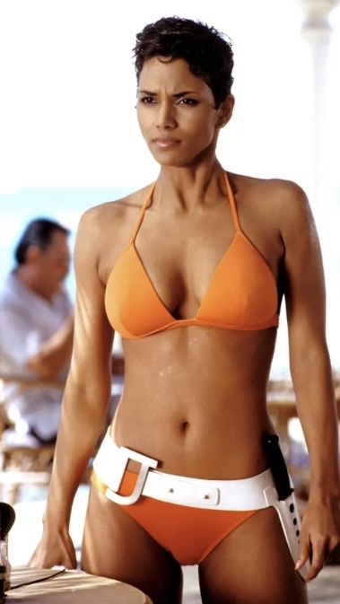 Producto Jinx Johnson (Halle Berry) – Die Another Day (2002) Feroz y deslumbrante, su entrada al estilo Honey Ryder homenajea a las raíces de la franquicia. 💥💃