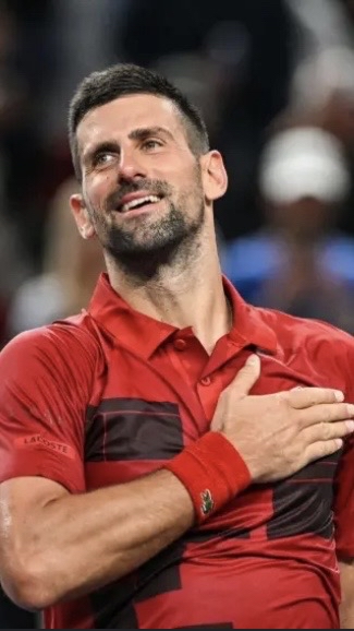 Producto  Novak Djokovic 🇷🇸 Una máquina imparable. Con 24 Grand Slams y récords históricos, Djokovic redefine los límites del tenis moderno. 🚀🎖️