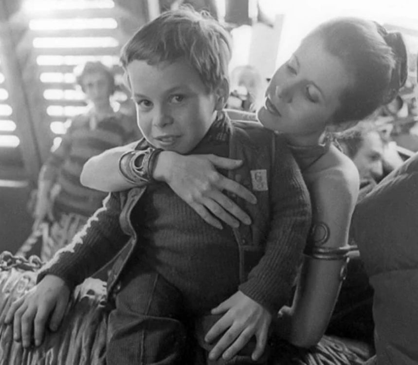 Product Warwick Davis y Carrie Fisher como Wicket y la Princesa Leia