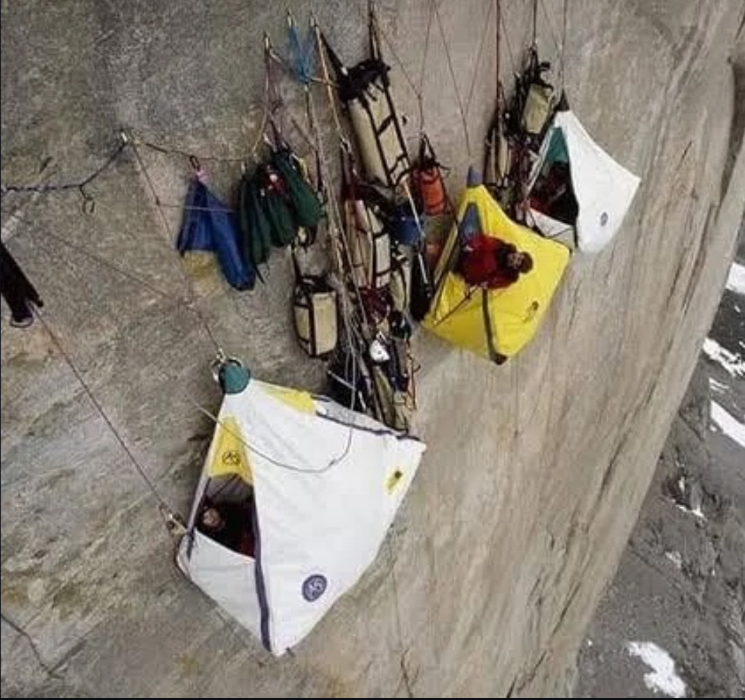 Social  Tu cama cuelga del abismo