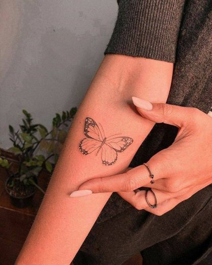 Tatuagem feminina borboleta
