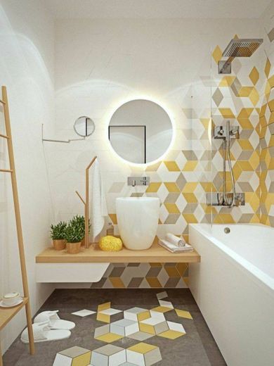 Banheiro branco e amarelo
