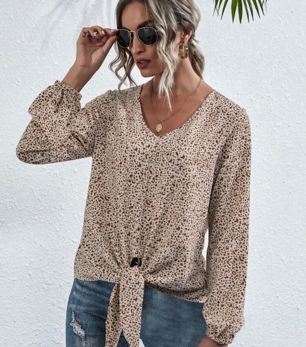 Moda Camisa con estampado y nudo bajo 