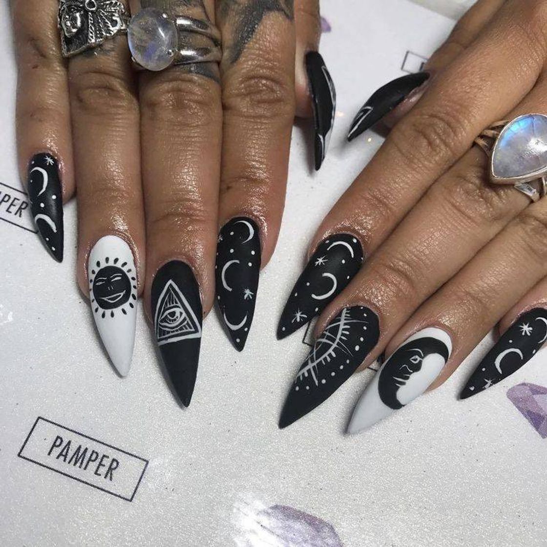 Moda Nails black and white 