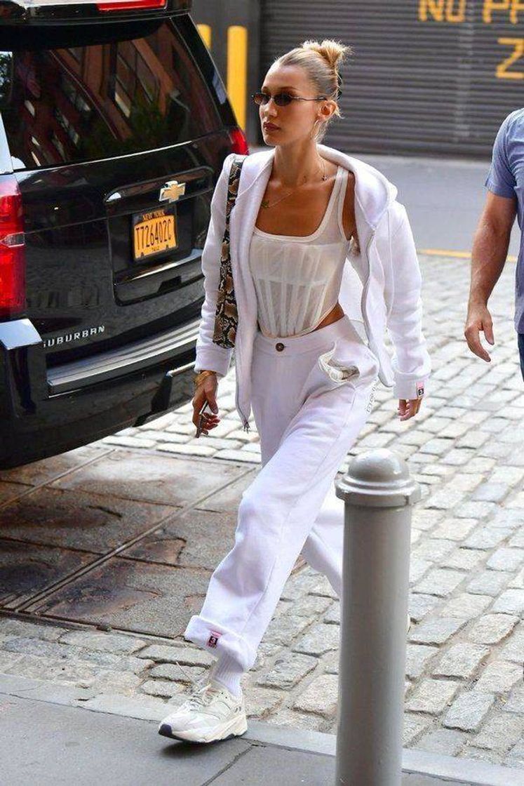 Moda Bella hadid look off White 🌼