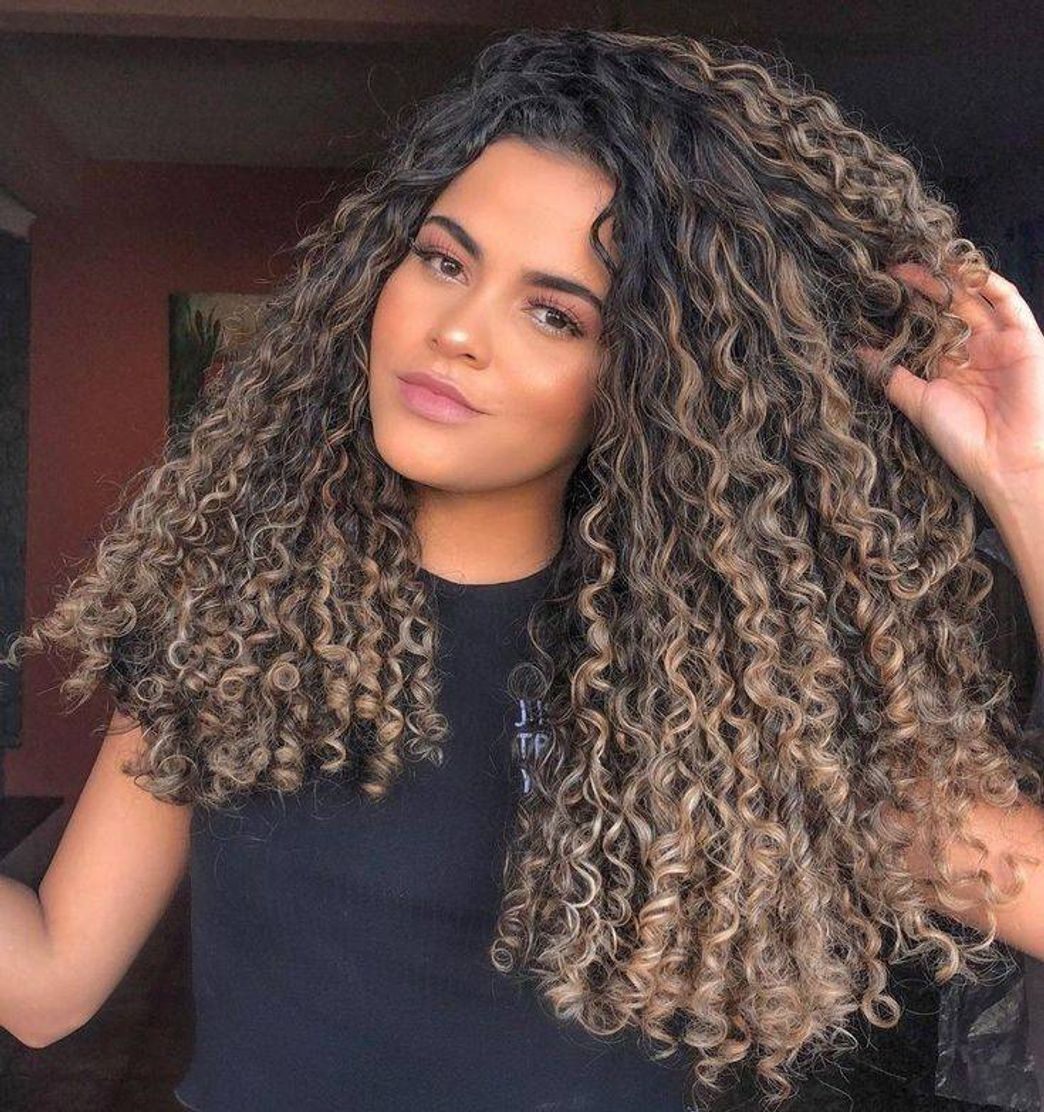 Fashion Cabelo cacheado com mechas