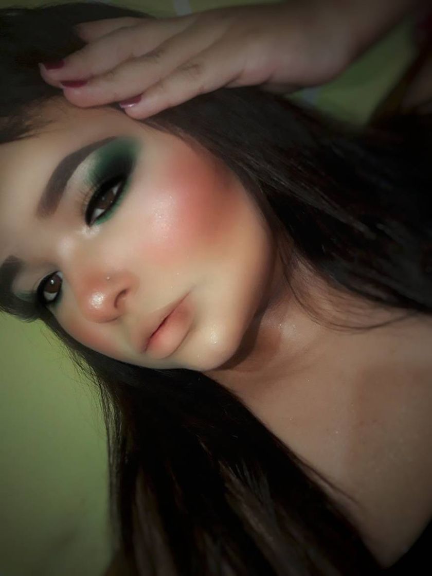 Moda Green makeup 