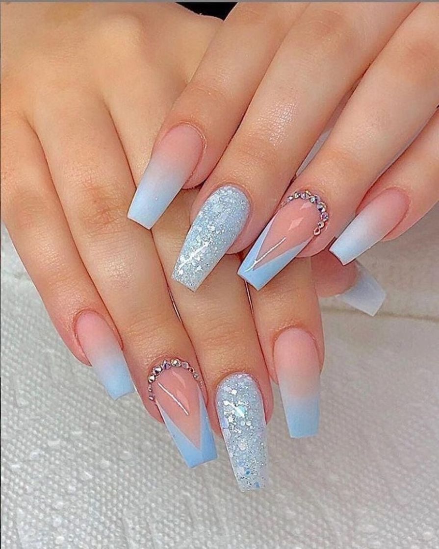 Fashion Unhas delicadas e cheia de detalhes! 💙💕