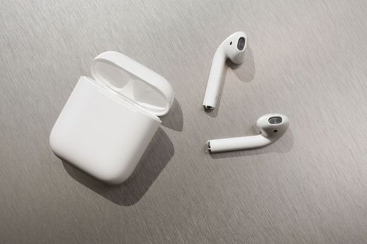 Apple AirPods con estuche de carga inalámbrica