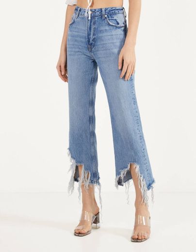 Jeans Kick Flare con bajo desflecado 