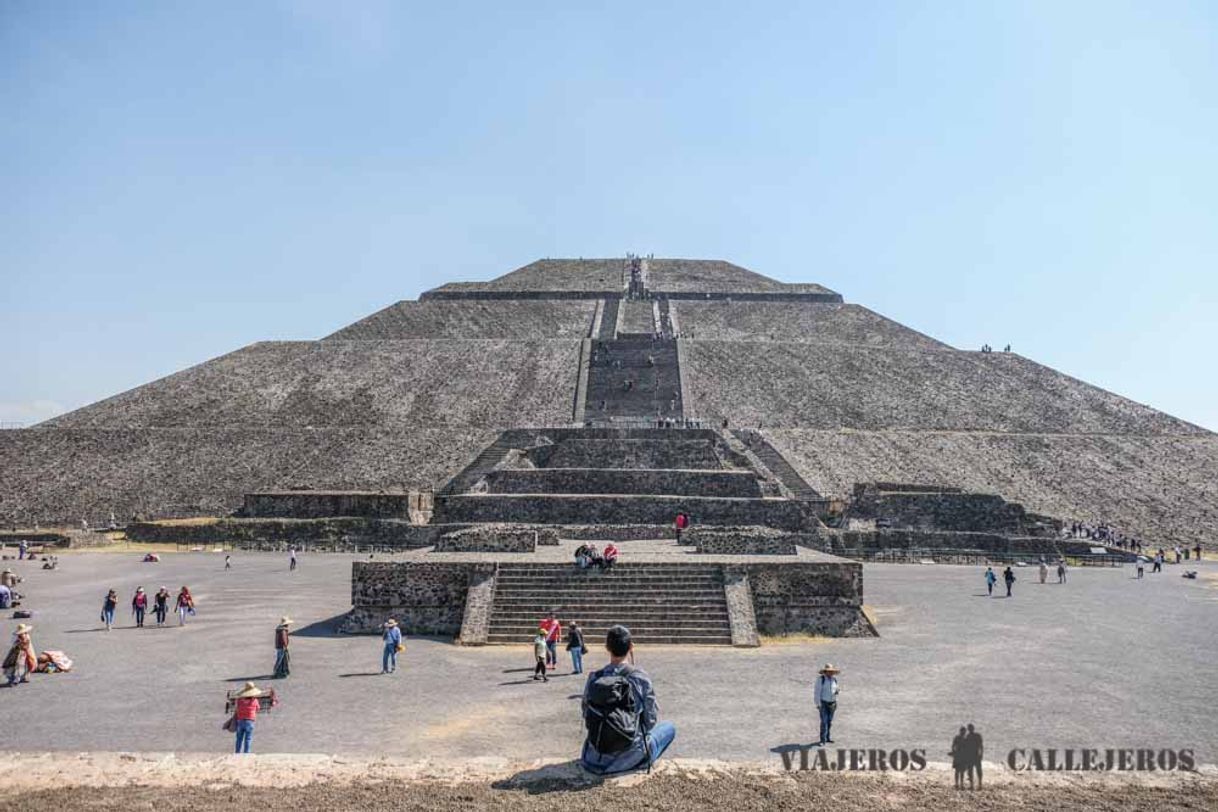 Place Teotihuacan-Entrada-Pirámides.