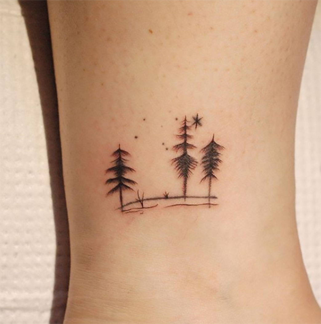 Moda 22 tatuajes pequeños y sencillos que querrás en tu piel - Un bosque