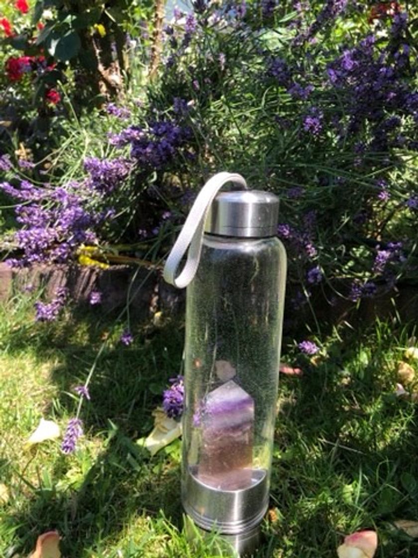 Fashion Esta botella con cristal cambia mucho la energía, me encanta