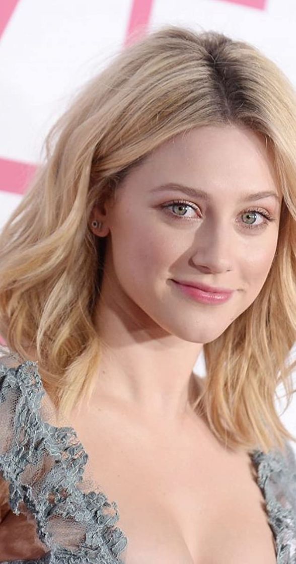 Social Lili Reinhart 