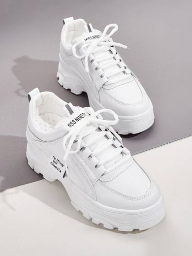 Tenis blancos con bordado