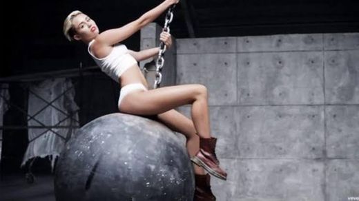 Miley Cyrus - Wrecking Ball (Official Video) - YouTube