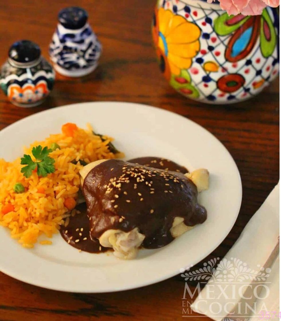 Moda Pollo con Mole poblano 