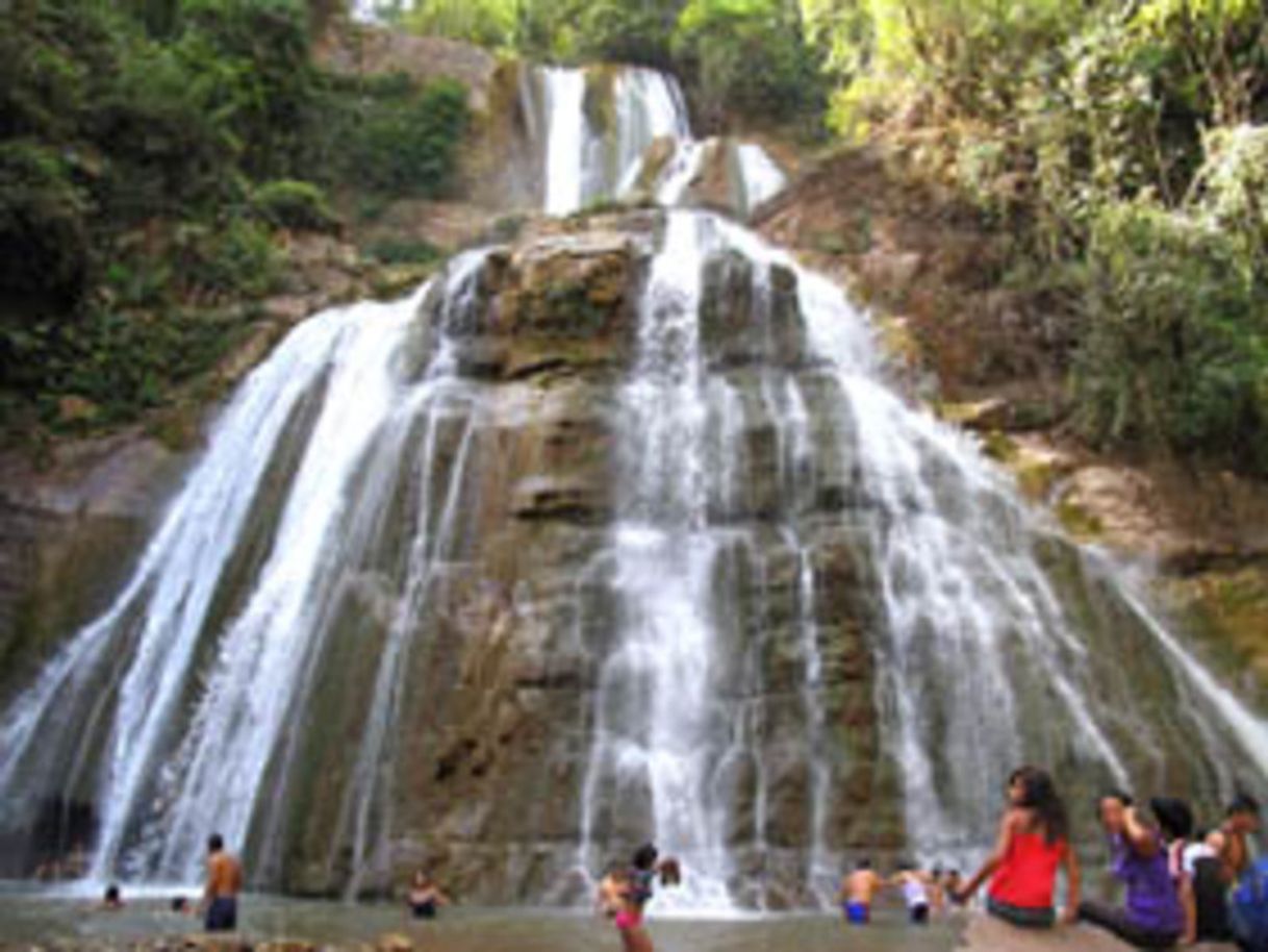 Lugar Catarata" Velo de la novia"