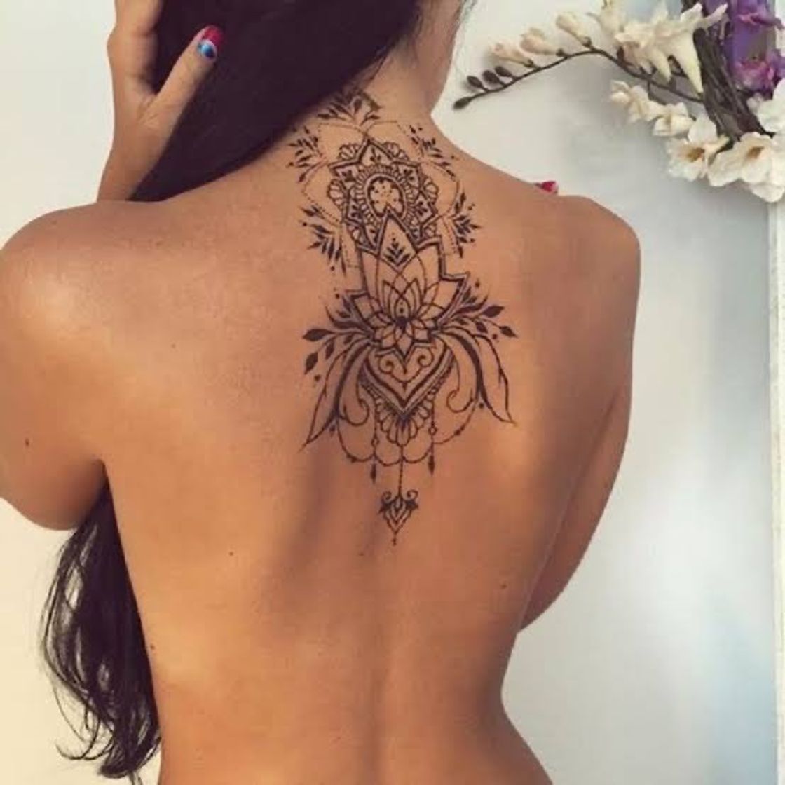 Moda As costas um dos lugares preferidos p tatuagens p mulheres. 