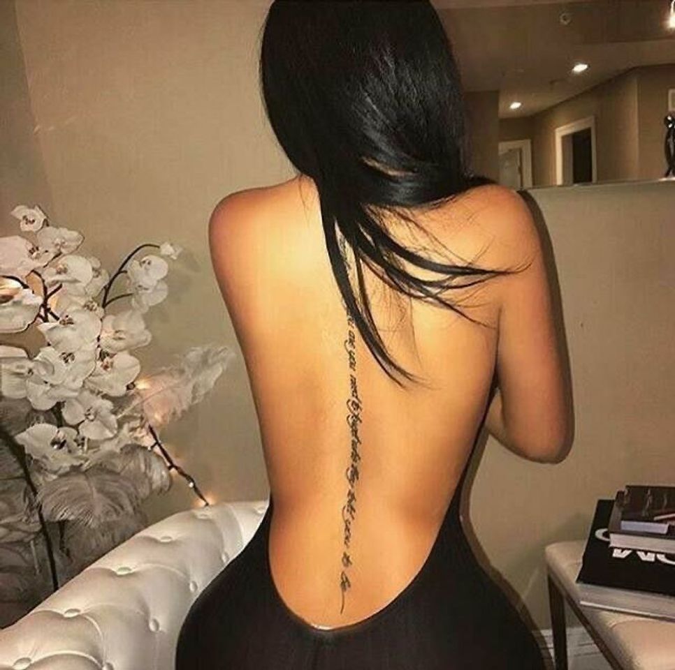 Moda Escrita vestical na coluna tatoo linda