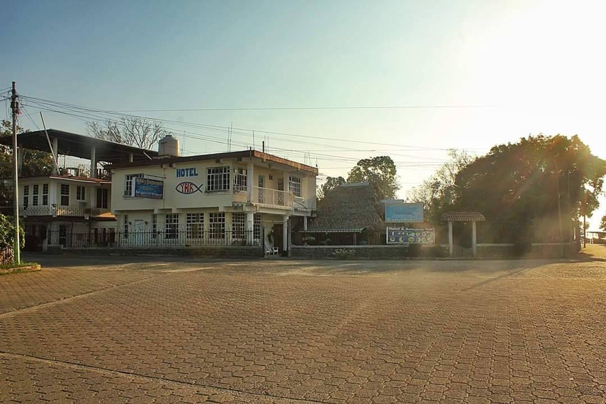 Lugar Hotel y Restaurante Yair El Estor