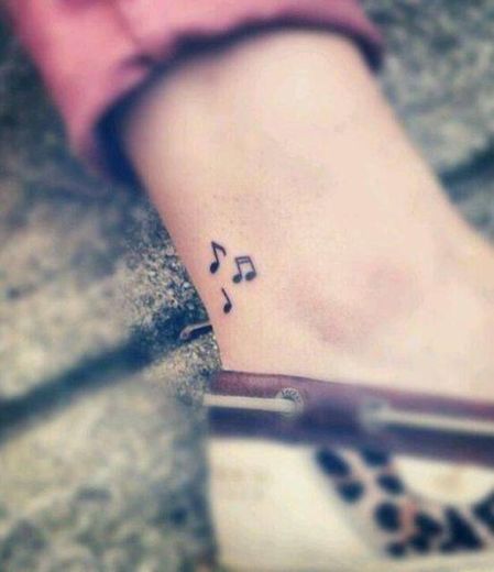 Tatuaje de notas musicales 