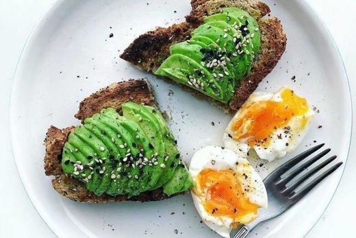 Tostadas de aguacate con huevo 