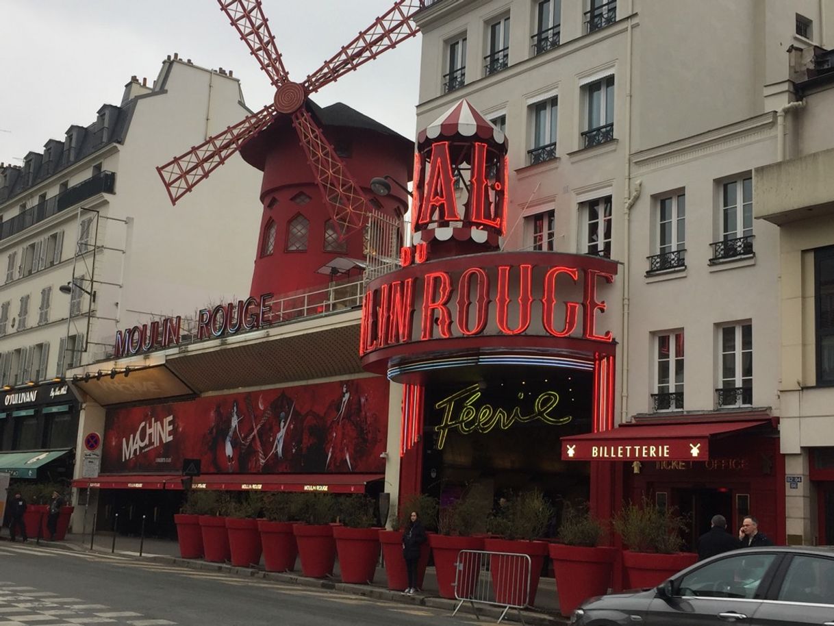 Place Moulin Rouge