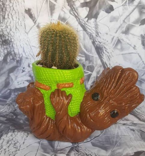 Hermoso cactus en su materia de Groot. 🌵