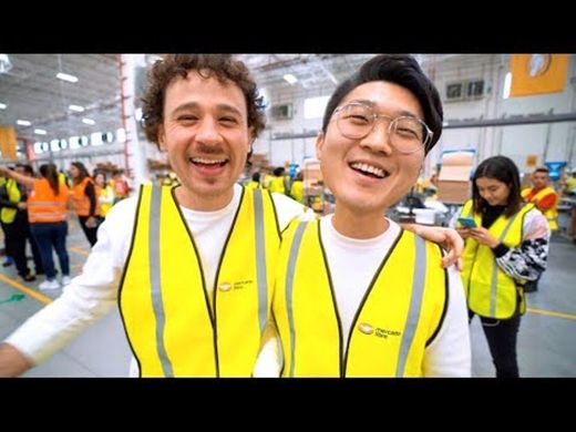 Coreano vlogs trabajando en un centro de distribucion.