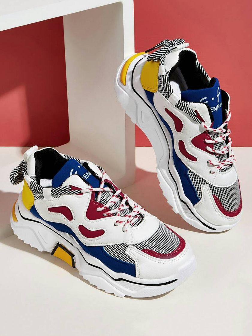 Zapatos gruesos de colores combinados
