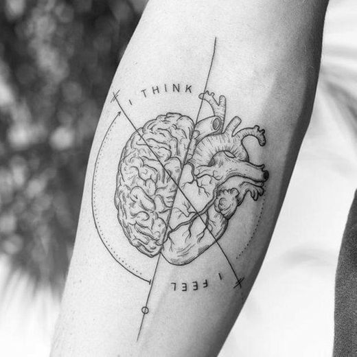 Tatuaje mitad corazón mitad cerebro 