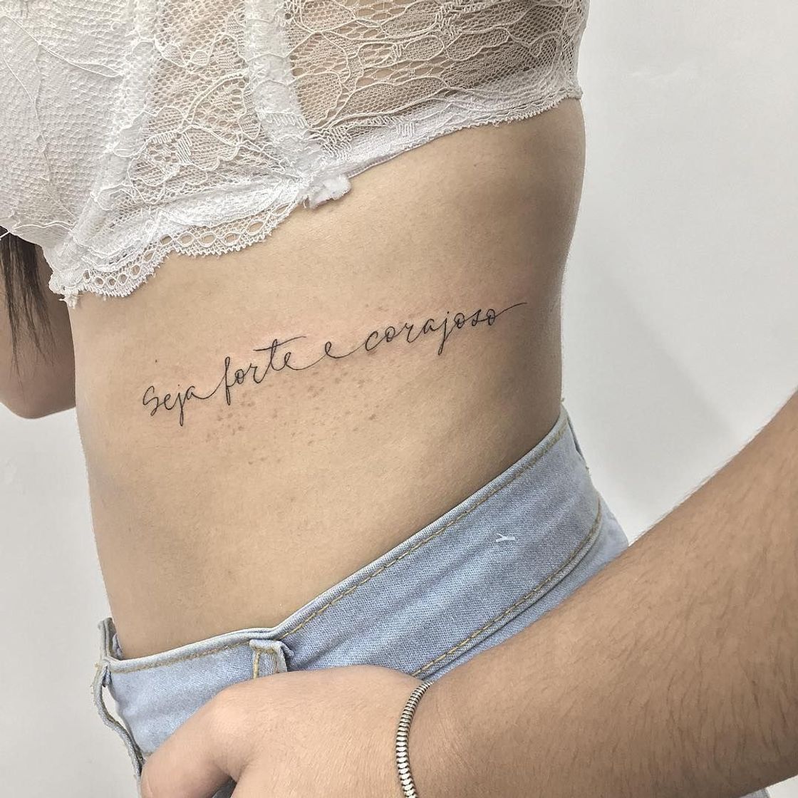 Fashion Seja forte e corajosa tatuagem na costela