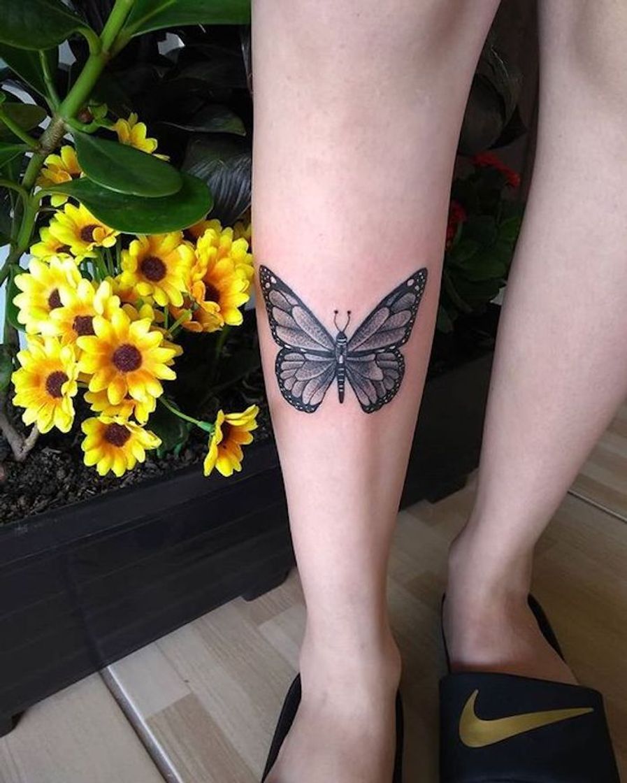 Moda Tatuagem de borboleta na canela