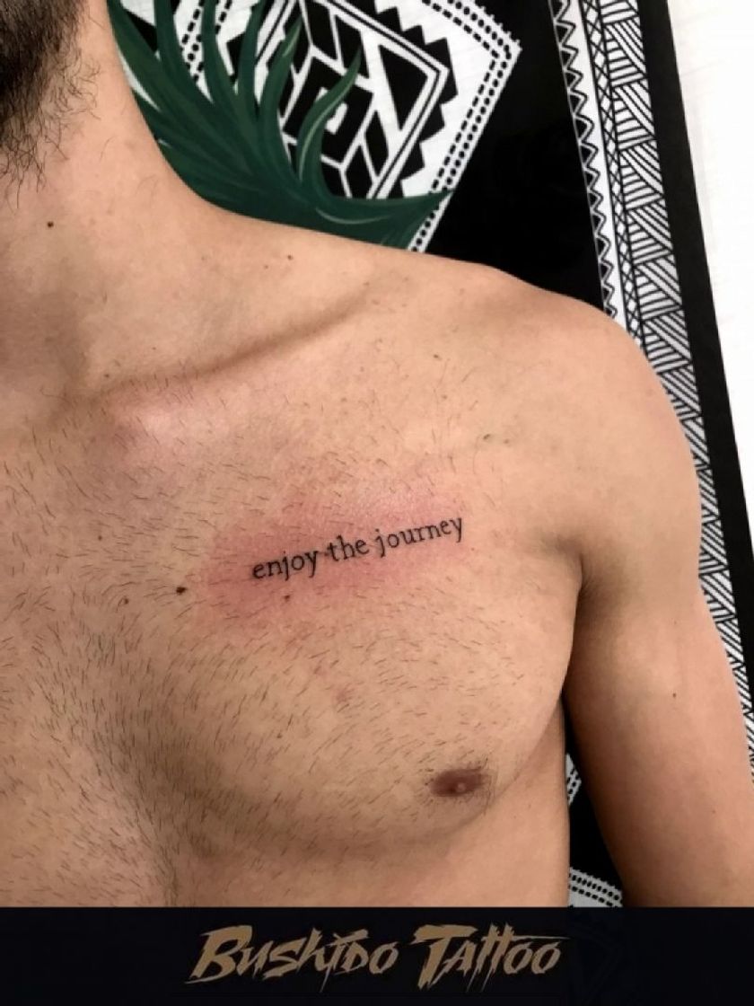 Social Tatuagem masculina no peito frase