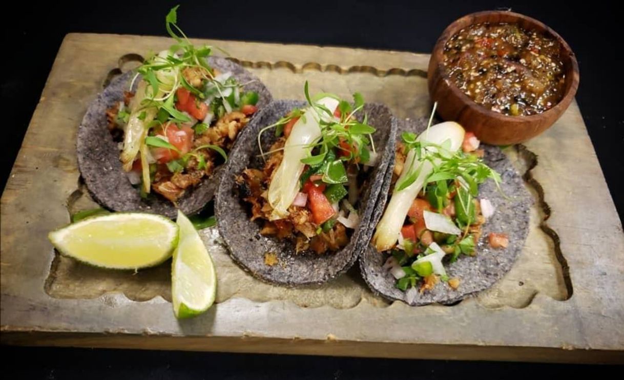 Social Tacos de cazón con maíz azul