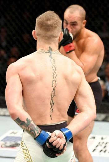 Tatuaje en la espalda Al estilo Conor McGregor