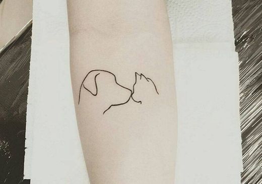 tatuagem de traço fino de um cachorro e gatinho