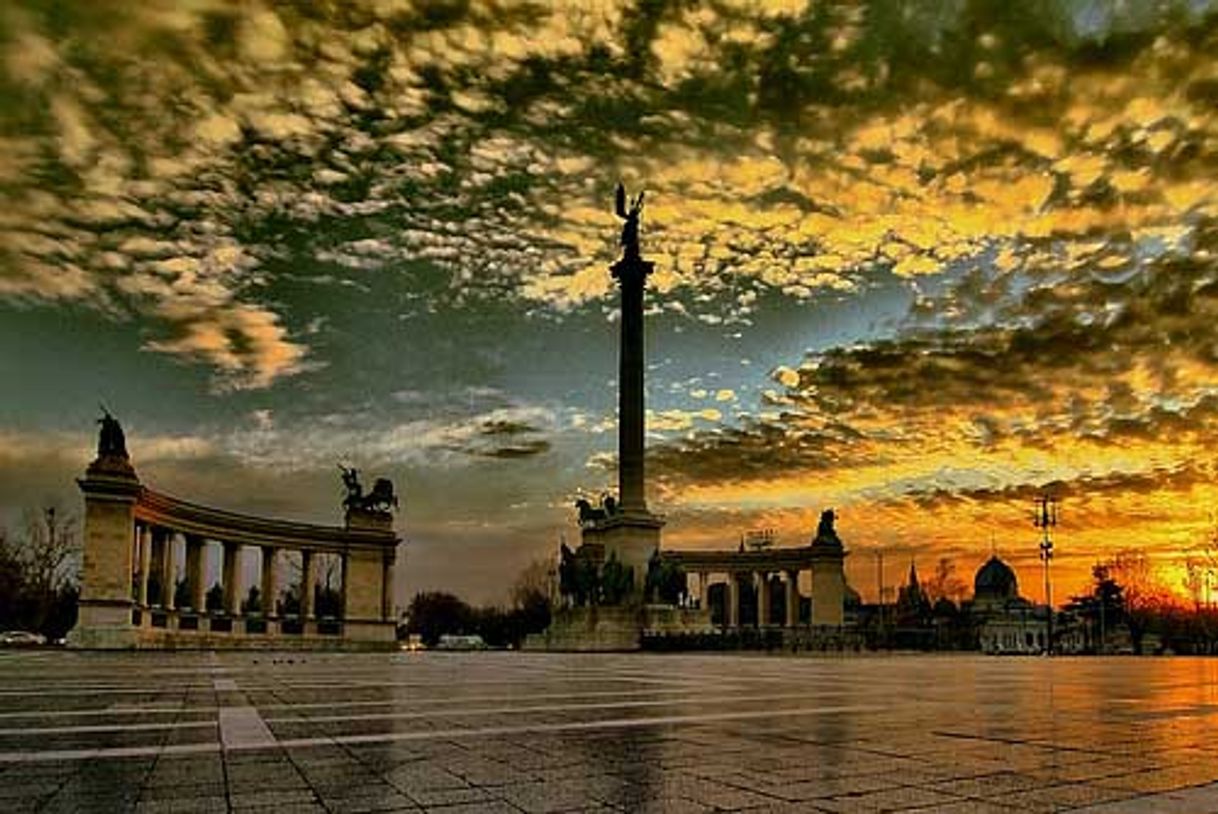 Place Plaza de los Héroes