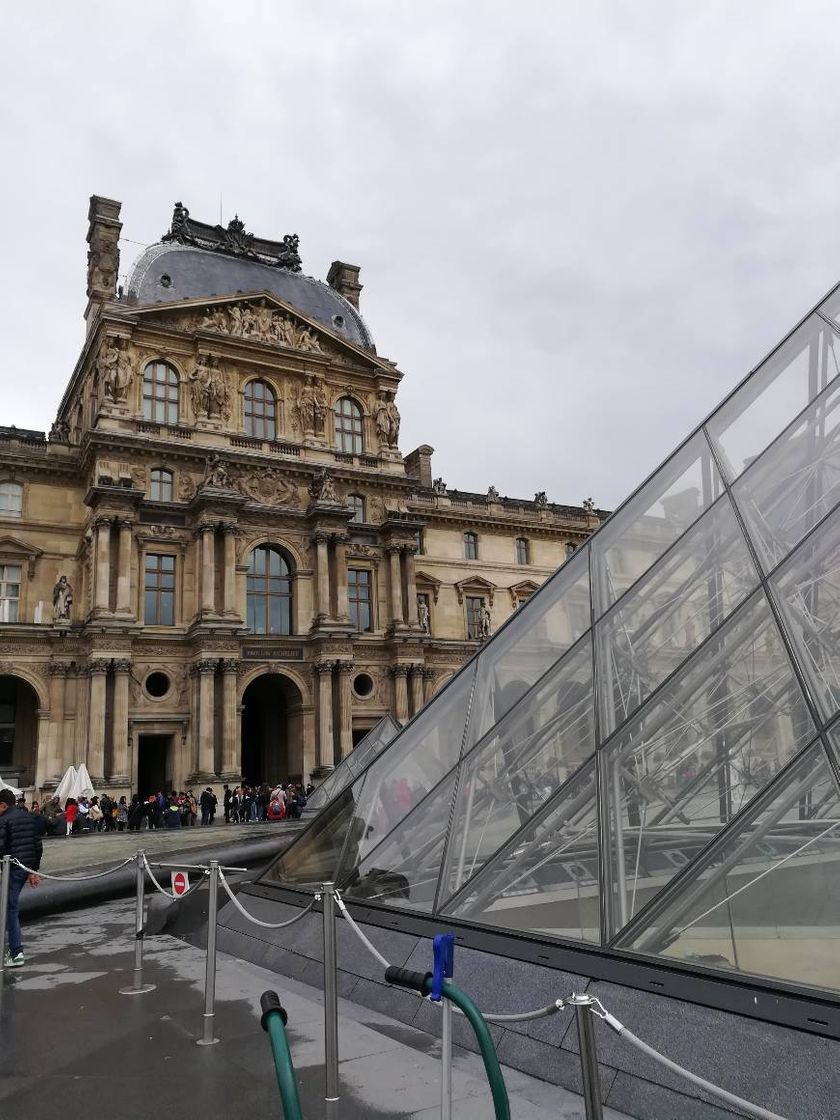 Place Museo del Louvre