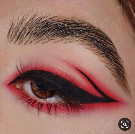 Maquiagem com delineado vermelho e preto
