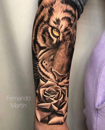 Tatuaje tigre y rosa 💉🖤 Artist Fernando Martín 