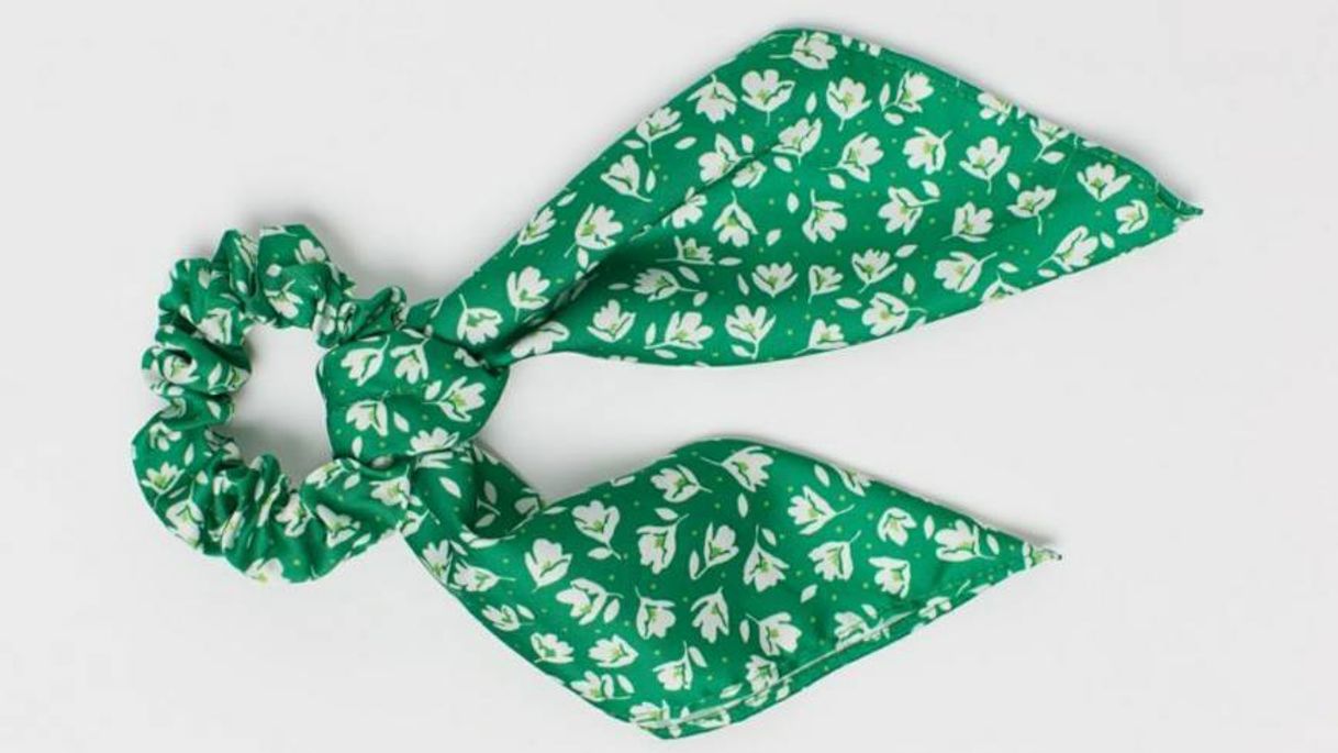 Social H&M Scrunchie em tecido franzido com pormenor de lenço.