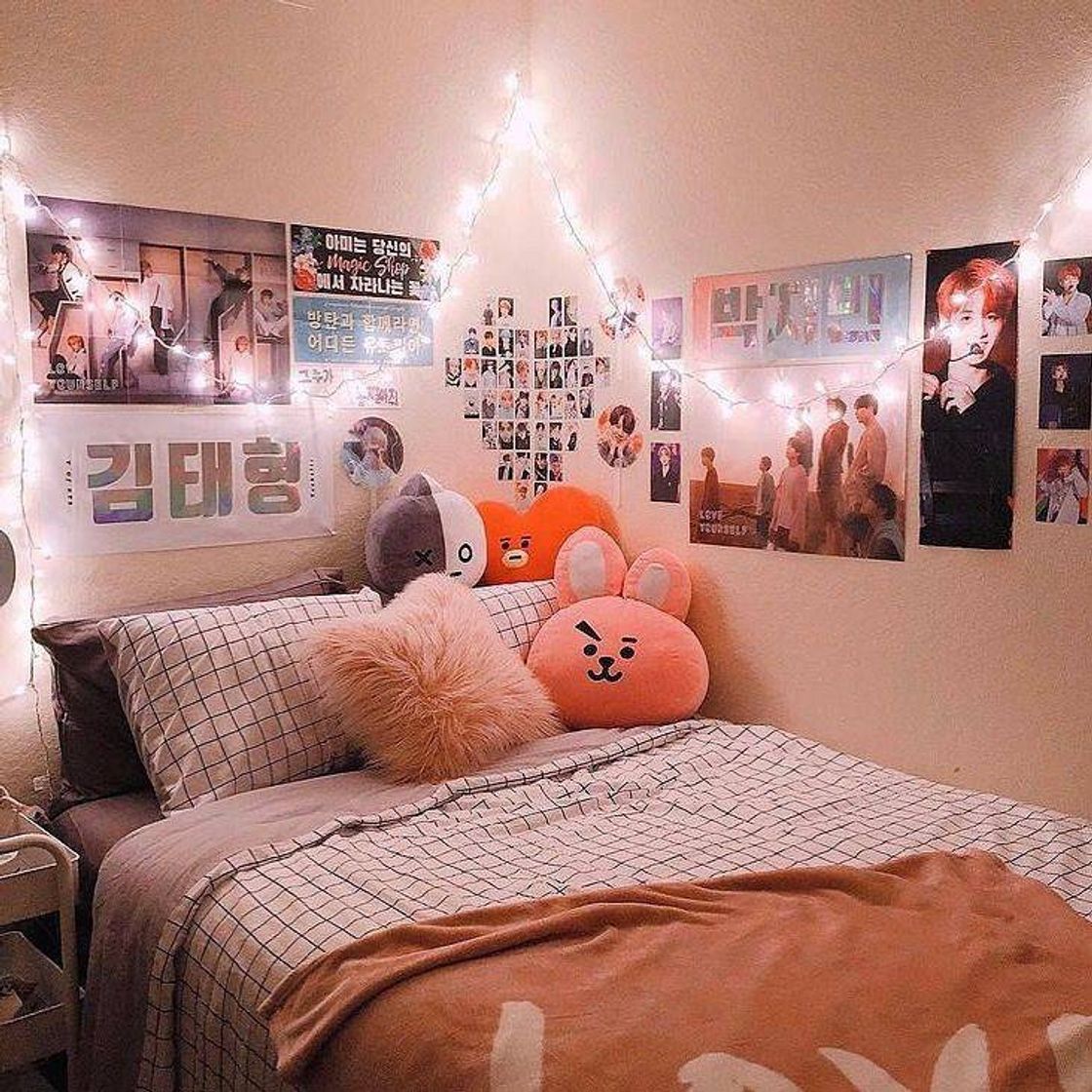 Moda 
Bedroom With cute Decor


