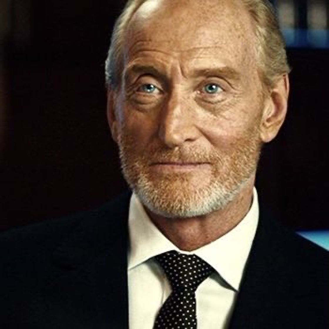 Moda Charles Dance