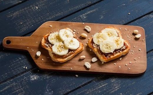 Tostadas de 🍌 y crema de 🥜