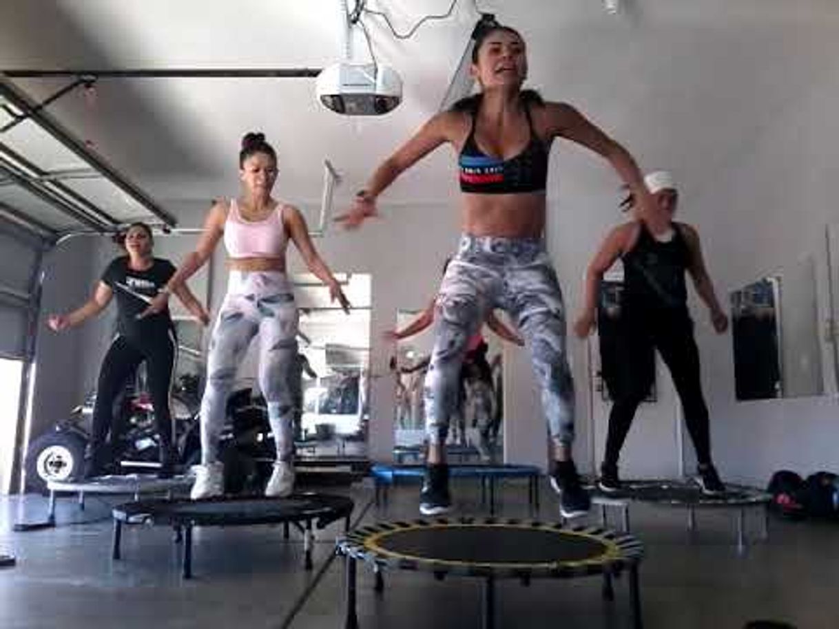 Moda Jueves. Ejercicios en el trampolin. Gizellvejarfit - YouTube